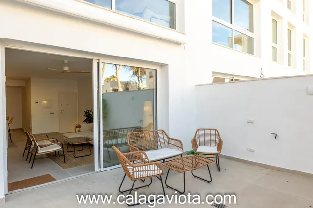 Planta baja con piscina privada y amplias terrazas — 26
