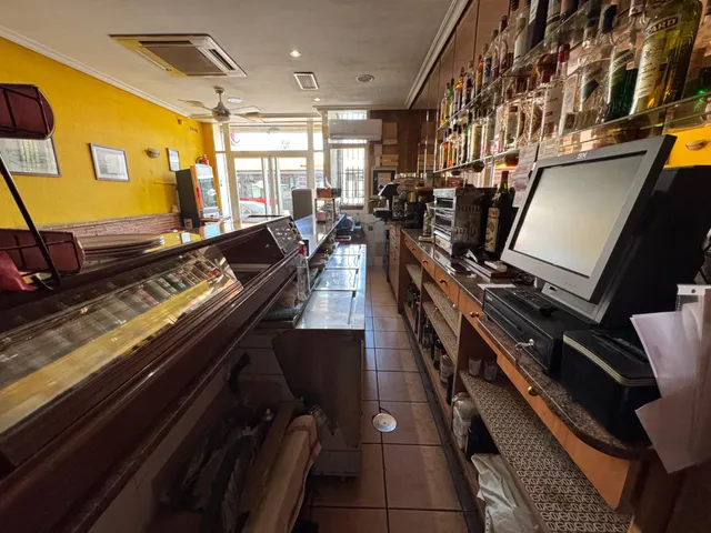 Se vende bar en funcionamiento – 58 m2 – Excelente ubicación frente a centro de salud — 9