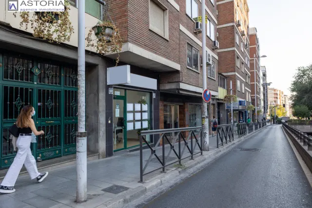 Local comercial en Avda. Madrid, frente a la antigua Facultad de Medicina. — 14