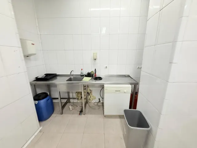 ¡Tu negocio en el foco de atención! Local comercial de 97 m2 muy luminoso en Carolinas Bajas — 30