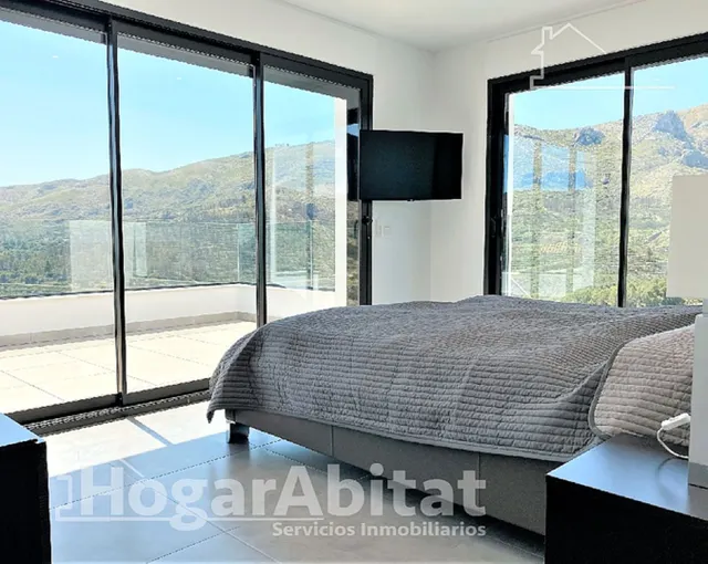 CHALET SEMINUEVO CON PISCINA, GARAJE Y VISTAS DESPEJADAS — 17