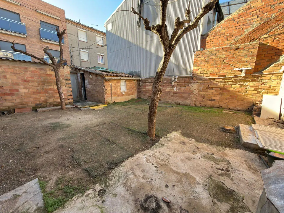 Solar de 100m2 en pleno centro de Vilanova del Cami con agua y luz por 79.000€.