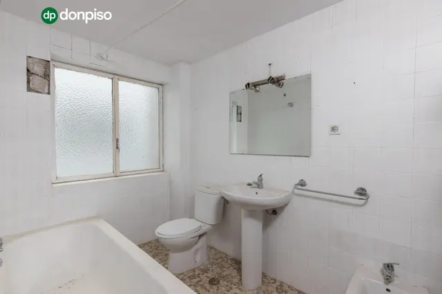 Piso en esquina con terraza y vistas a Plaza Mariana Pineda, Granada — 30