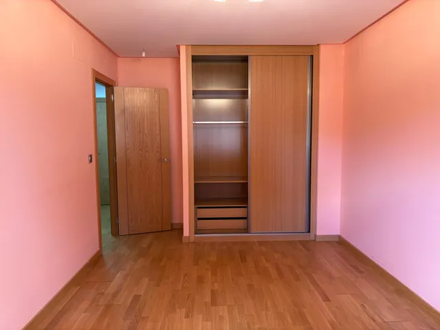 SE VENDE APARTAMENTO SEMINUEVO EN VALENCIA DE DON JUAN, COCINA AMUEBLADA, 2 HAB., SALÓN,  2 BAÑOS, TRASTERO, ASCENSOR Y PLAZA DE GARAJE. — 6