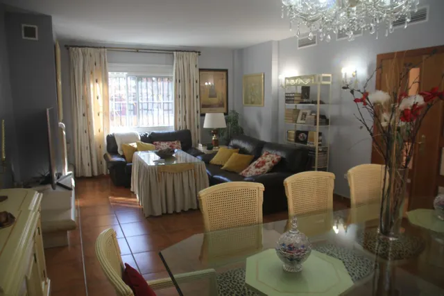 se vende casa adosada en el centro a tan solo 150 metros de la playa — 2