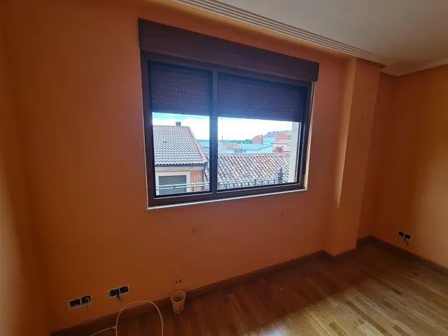 SE VENDE AMPLÍSIMO APARTAMENTO EN VALENCIA DE DON JUAN, COCINA, SALÓN, 2 HAB., 2 BAÑOS, ASCENSOR, TRASTERO Y P. GARAJE. NECESITA REFORMA. — 13