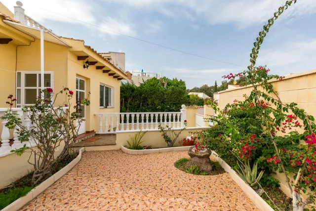 Chalet independiente a la venta en Playa Flamenca — 2