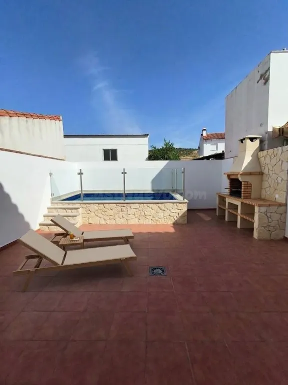 Estupenda casa adosada en Alanis con amplio patio!!!