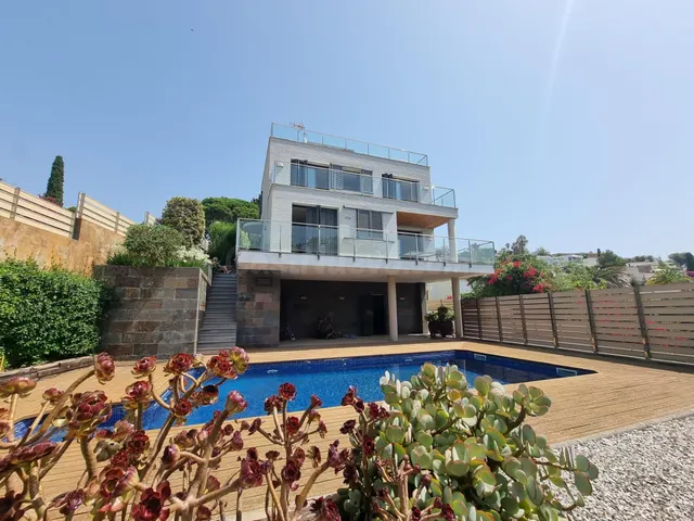 Espectacular Residencia con Vistas al Mar y Montaña en Canye
