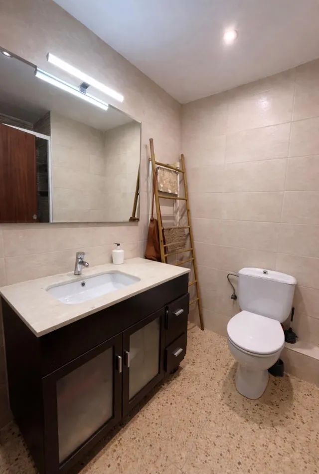 Piso amplio de 4 habitaciones con ascensor en Reyes Católicos — 16