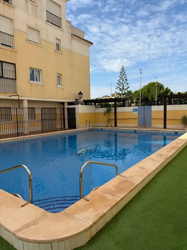 Piso moderno en residencial con solárium y piscina — 16