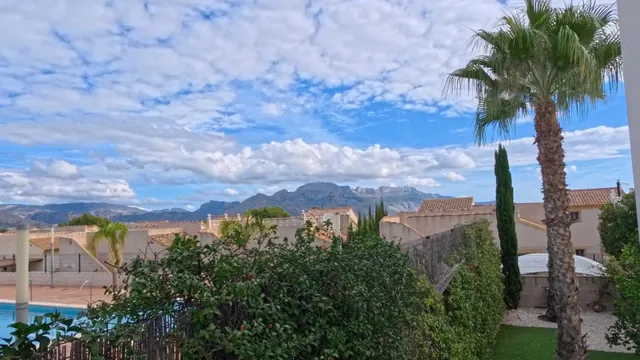 Amplio apartamento de esquina en planta baja con parcela y estudio exterior — 40