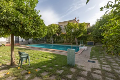 Exclusiva vivienda con piscina en la zona del Serrallo con piscina comunitaria