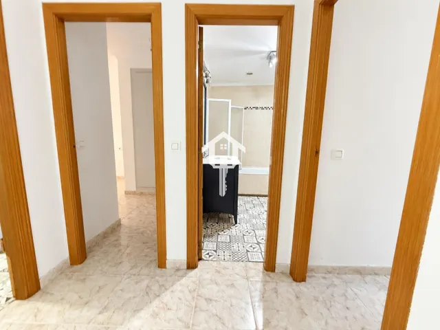 PISO EN VENTA EN ALICANTE. ZONA DE LA FLORIDA. 79m2, 2 habitaciones, 1 BAÑO, AMPLIO PATIO, PRIMERA PLANTA CON ASCENSOR. — 26