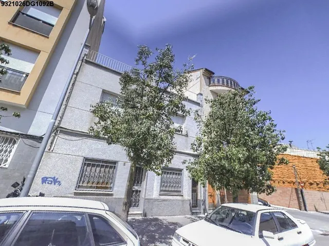 Se vende Casa Adosada OKUPADA en San Honorato 85 Terrassa, (