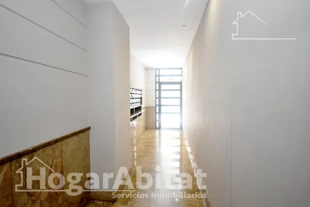 Gran amplitud, excelente luminosidad y precio atractivo en este piso con garaje — 35