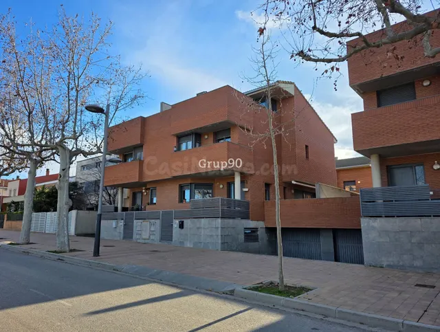 Espectacular Casa Pareada de 280 m2: Espacio, Diseño y Efici