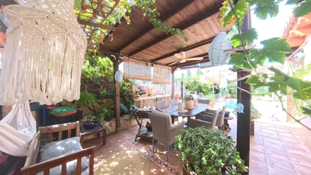 Chalet urbano reformado con piscina, placas solares y todas las comodidades — 6