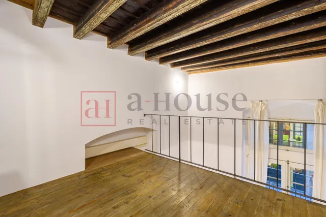 Piso con 2 lofts independientes con balcon baños cada uno y una excelente ubicación en el gòtico — 30