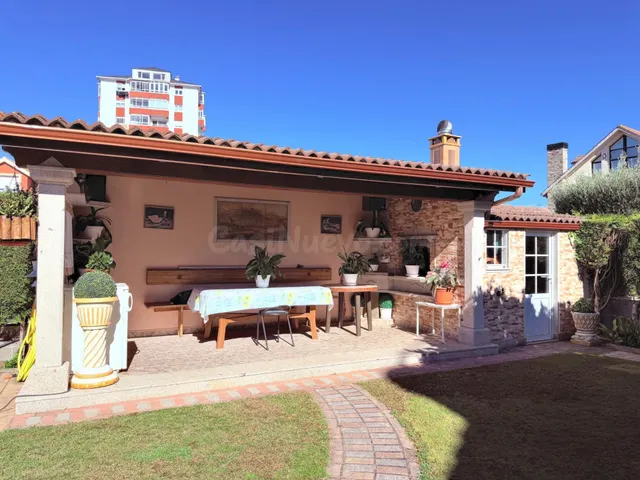 Casa con cuatro dormitorios, terrazas y amplio garaje en Oleiros — 3