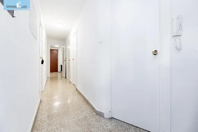 Venta de piso de 4 dormitorios y 2 baños en Granada (Zona Centro) — 11