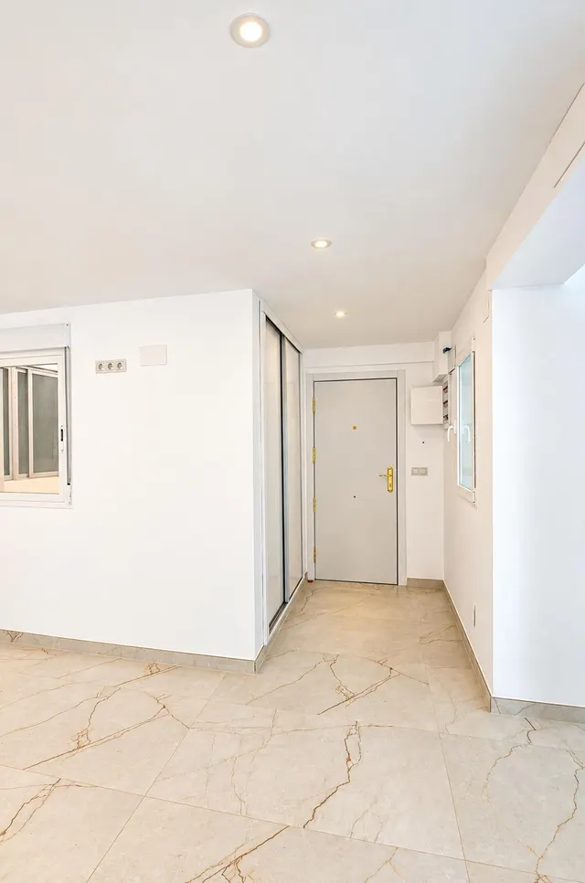 Se vende atico 5 habitaciones  totalmente reformado con vistas al mar  en pleno centro d Benidorm — 16
