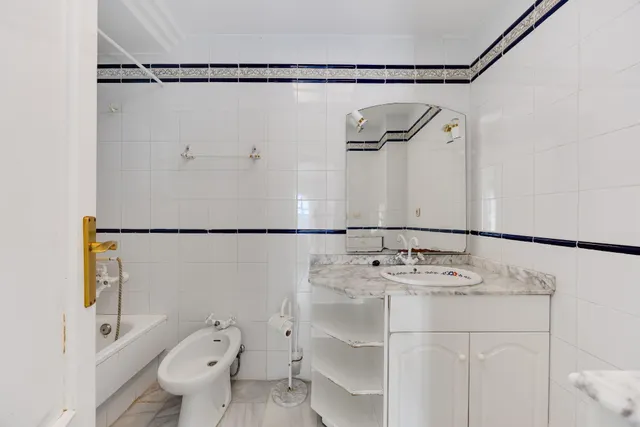 Apartamento de tres dormitorios y dos baños en residencial Duquesa Beach, primera línea de la playa de los locos — 6