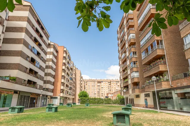 Vivienda totalmente exterior con terraza y amplia plaza de g - foto 3