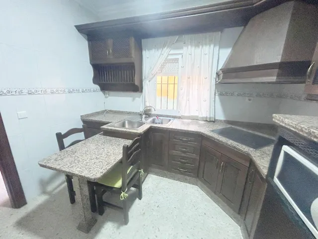Casa adosada de dos plantas con patio en zona la fontanilla — 6