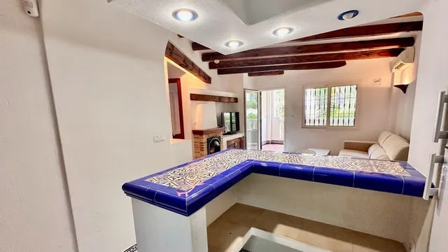 Apartamento con terraza, provincia de Alicante, Torrevieja. 2 habitaciones, 63 m2, 200 metros al mar. — 11