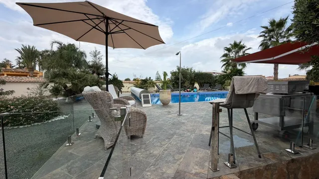 VILLA DE 4 DORMITORIOS Y 3 BAÑOS. PARCELA DE 1.850 M2. CON PISCINA CLIMATIZADA Y CASA DE INVITADOS INDEPENDIENTE EN CATRAL. — 6