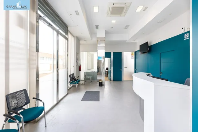 LOCAL COMERCIAL JUNTO AL CAMPUS DE LA SALUD — 4