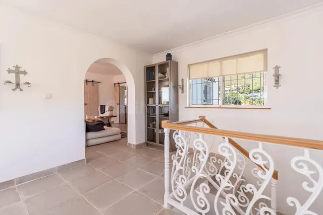 Villa exclusiva con piscina privada y casa de invitados independiente — 15