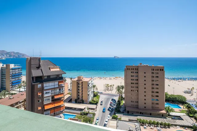 Ático en segunda línea de playa Poniente con vistas panorámicas al mar, a la playa y a la ciudad. — 4