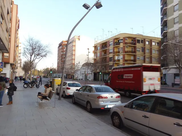 Se alquila local comercial con mucha fachada, muy cerca de E - foto 3