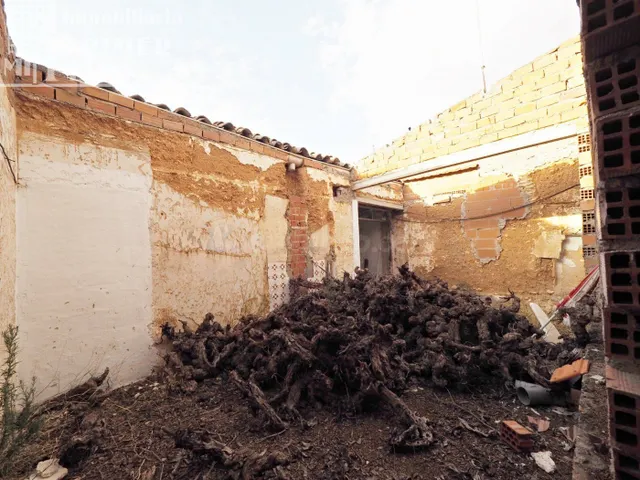 SE VENDE SOLAR 291 m2 y 11 de fachada junto a Avda Juan Carl - foto 5