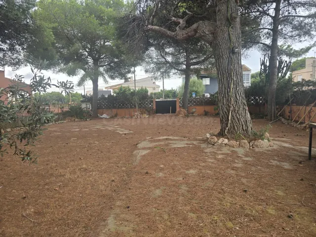 Solar urbano de 708 m2 en Badia Blava — a minutos del mar y  - foto 3