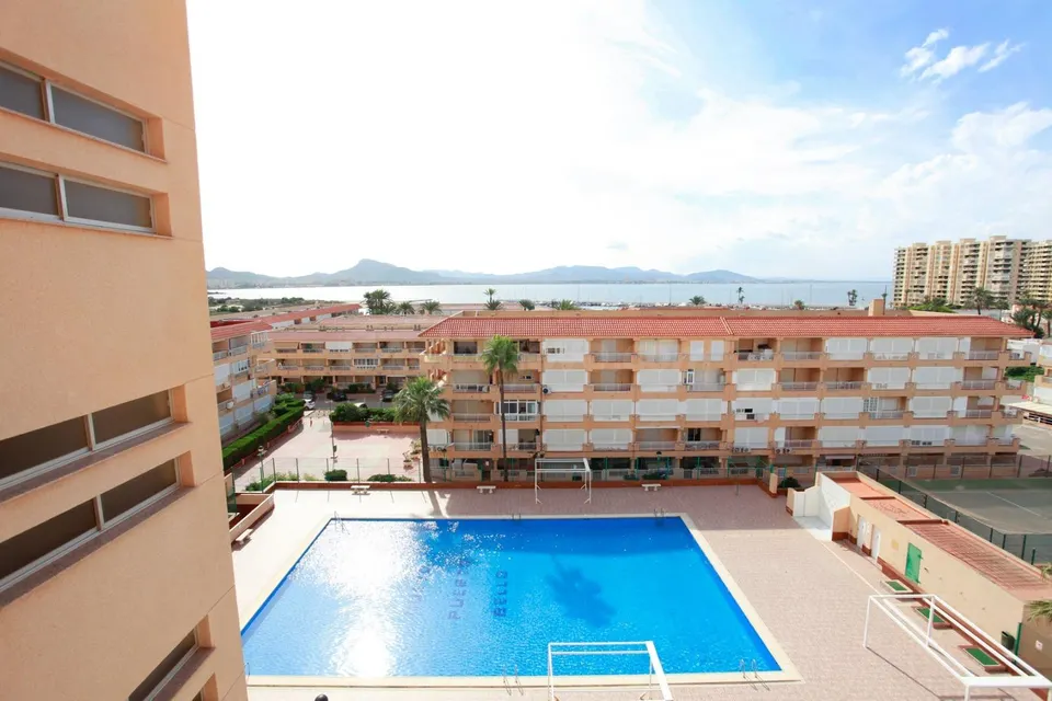 Se vende espectacular piso con dos amplias terrazas y espectaculares vistas al Mediterráneo – Torre Nuevo Portobello, Km 1,5 de La Manga