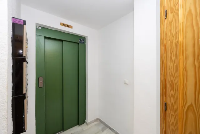 Piso 2 dormitorios, garaje y ascensor a la entrada de la Zubia, junto Ayuntamiento.  Perfecto estado — 31