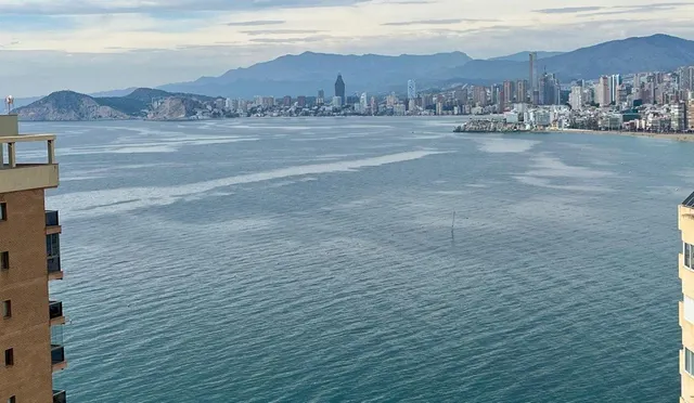 Espectacular piso reformado con diseño y calidad,  con vistas impresionantes al mar y Benidorm. — 2