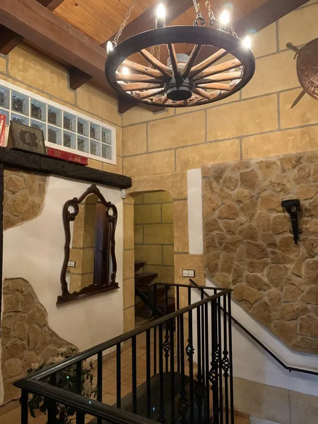 Villa de estilo mallorquín con amplio jardín de pinos en Cala Vinyes — 15