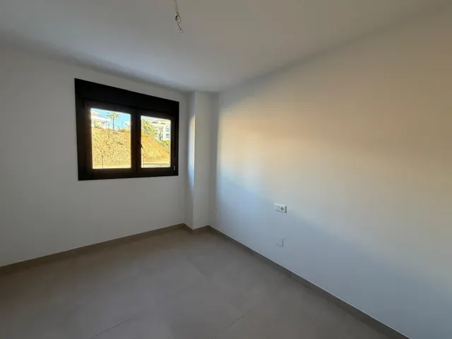 Vivienda moderna en Mijas con vistas al mar y jardín privado — 41