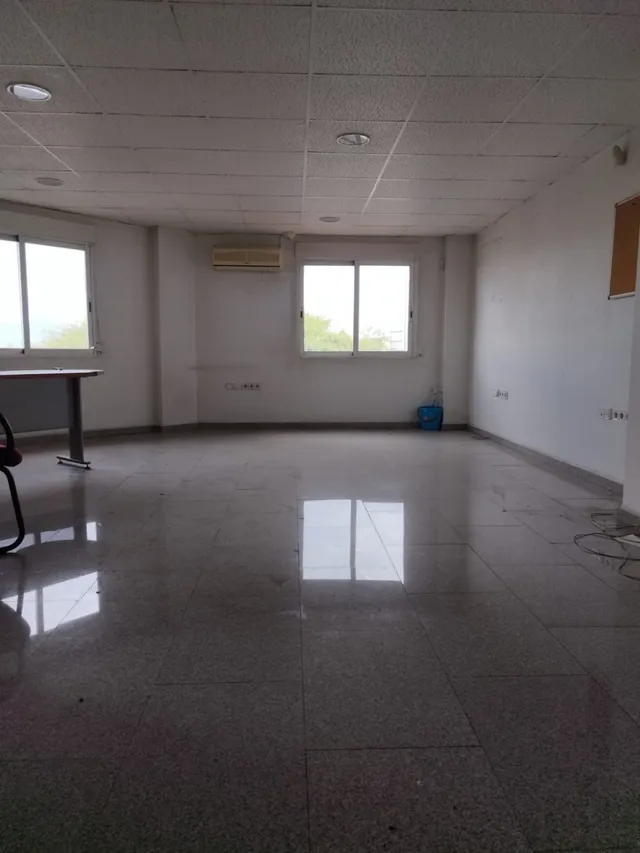 ENTRESUELO PARA OFICINAS JUNTO CENTRO COMERCIAL VEGA PLAZA — 30