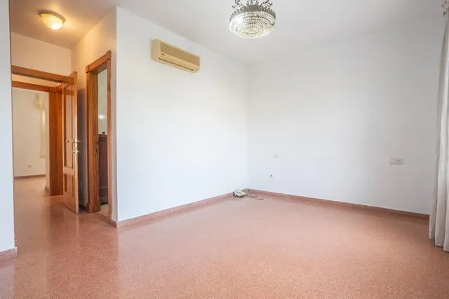 Almeria - cruz de caravaca: amplio triplex - 6 habitaciones + 3 baños + 1 aseo + garaje amplio + 2 salones + 2 cocinas + solarium — 48