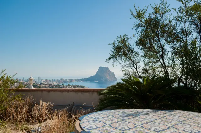 Amplia villa con vistas panorámicas al mar y pista de tenis privada en Calpe — 50