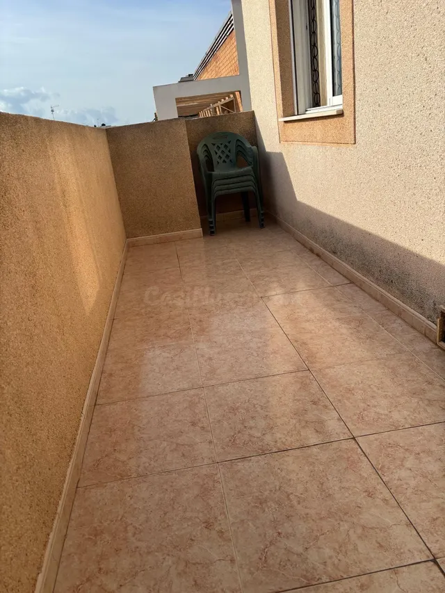 Ático de 2 dormitorios y 2 baños con piscina y parking a 550 - foto 2