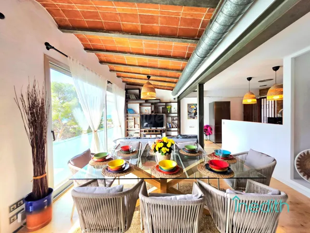 Bonita casa en urbanización exclusiva de Castelldefels, con  - foto 2