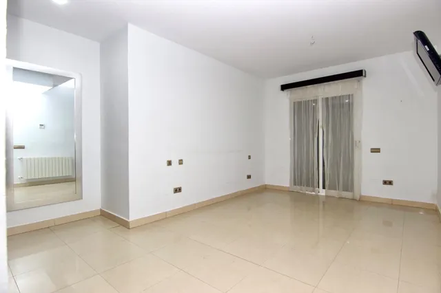 Alquiler larga estancia chalet con piscina — 27