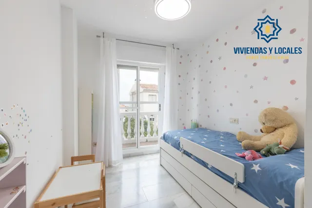 Casa independiente con piscina en La Zubia. — 27