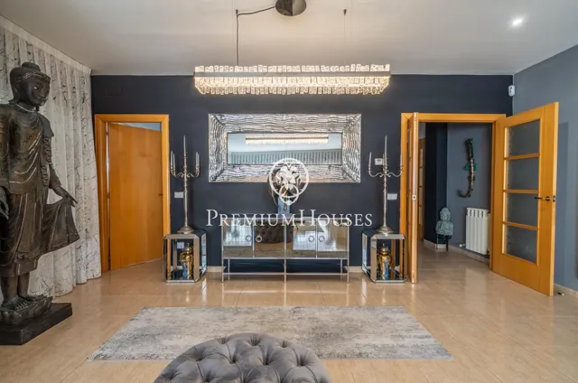 Chalet en venta con ascensor, piscina y grandes espacios en Canet de Mar — 11